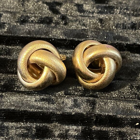 Vintage Monet Signed Brushed Goldtone Love Knot Clip On Earrings Elegant - Picture 1 of 7